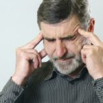 Dolor de cabeza y orejas calientes