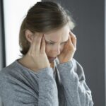 Dolor de cabeza y orejas calientes